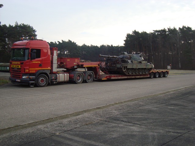 Transport with deep loader of tank