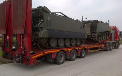 Transport with a low loader equipped with loading ramps of 2 tanks