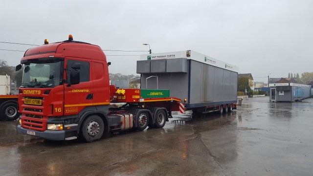 Transport with extendable low loader of an office container