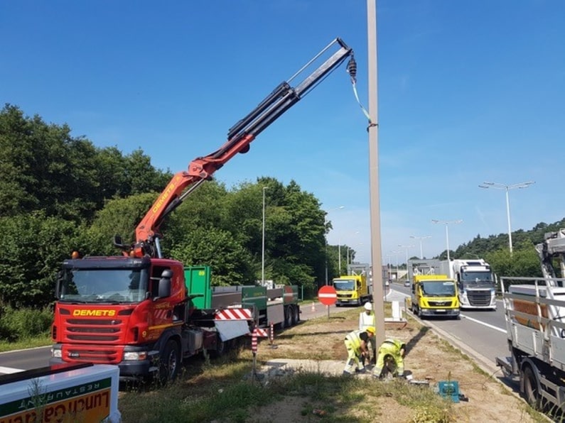Installation of a signalling post with a crane puller