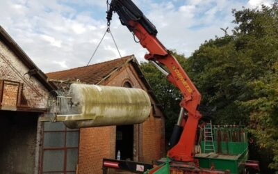 Manutention avec camion-grue d’une citerne à gaz