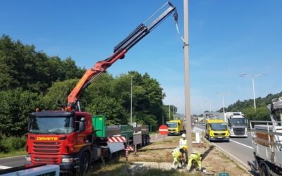 Montage avec tracteur-grue d’un poteau de signalisation