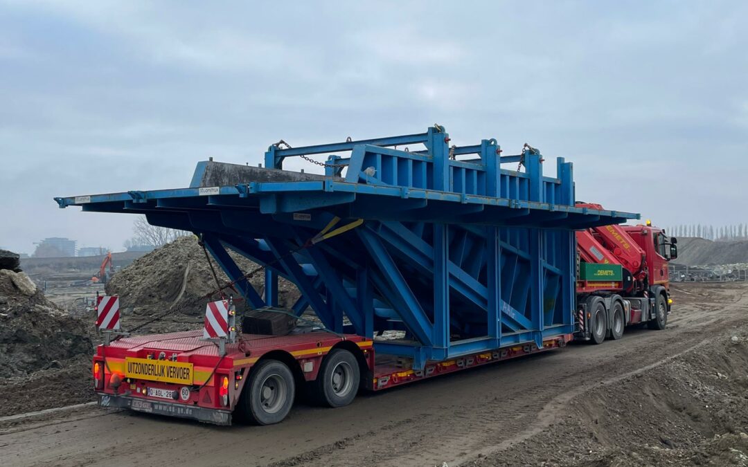 Transport by low flatbed trailer of a precast pelvic jig